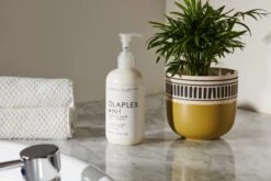 Olaplex 4-in-1 Moisture Mask 370 Ml 15 Olaplex 4-in-1 Moisture Mask 370 Ml -Bellezza e Lusso 4 in 1 shampoo bowl lifestyle