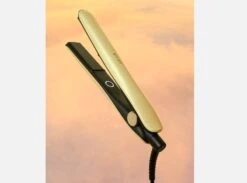 PIASTRA PER CAPELLI GHD GOLD SUNSTHETIC COLLECTION COLORE Sun-Kissed Gold -Bellezza e Lusso ghd sunsthetic oro tramonto primavera estate 2023